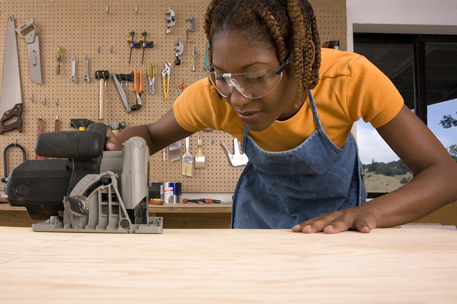 Frau schneidet Holz.