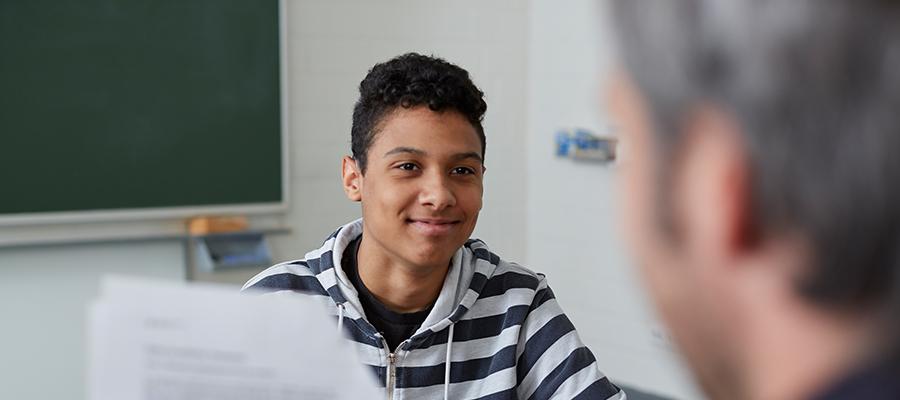 Ein Schüler im Feedbackgesräch mit einem Ausbilder.