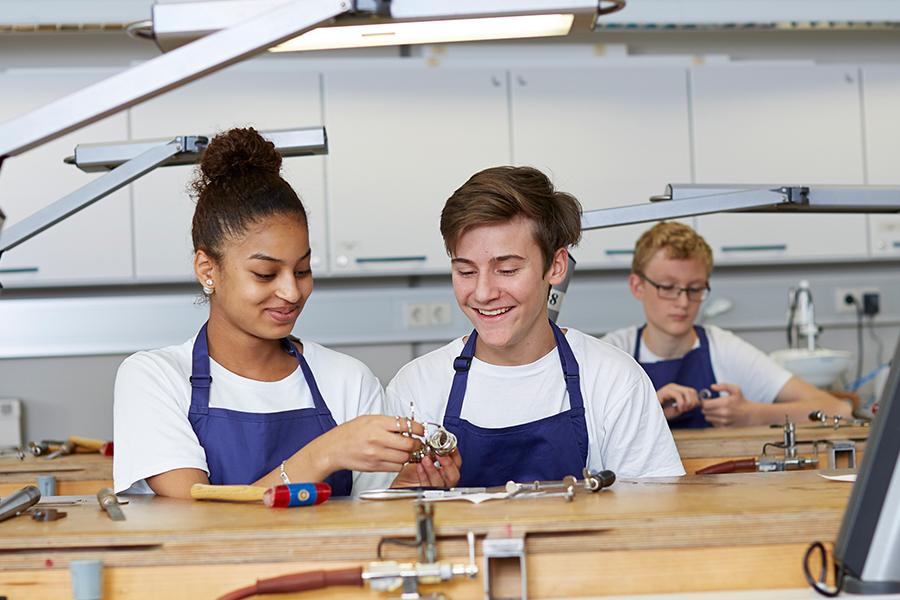 Schülerin und Schüler in der Werkstatt
