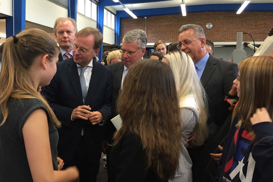 Rachel mit jungen Teilnehmenden im Gespräch (IHK Lehrwerkstatt Solingen).