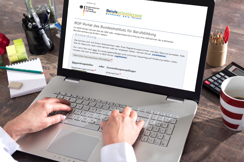Ein Mann tippt auf einem Laptop.